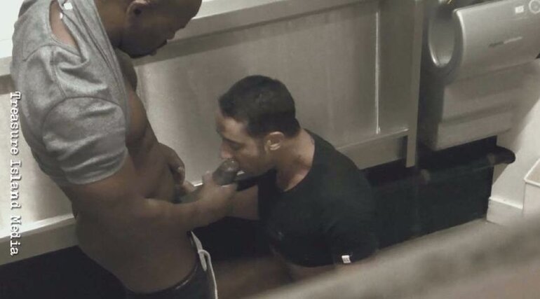 TOILET FUCK 3AM in PUBLIC MEAT